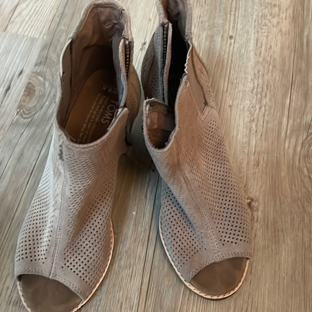 Tom’s Womens leather shoes. Like new!!